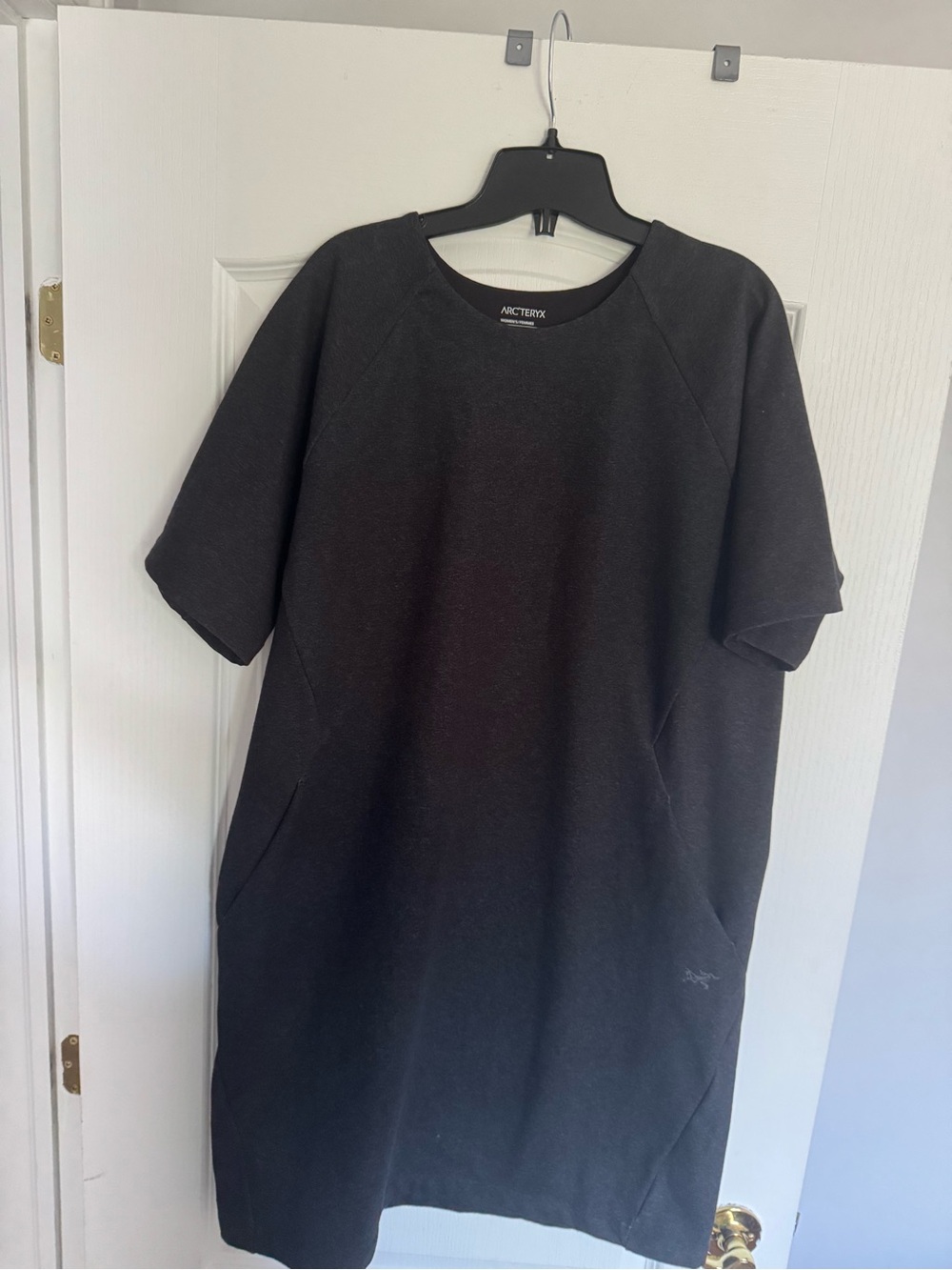 Arc'teryx women’s Charcoal Short-Sleeve Tech dress - Picture 3 of 9